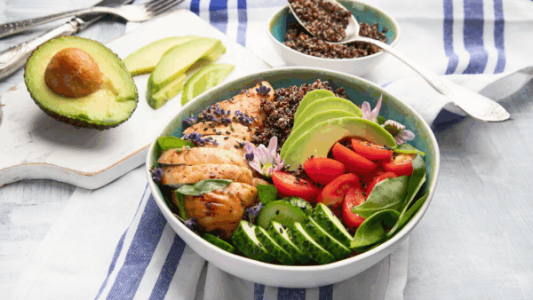 Ensalada de Aguacate y Pollo
