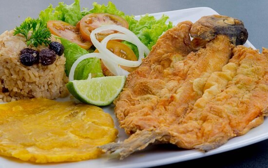 Trucha Frita con Ensalada y Patacón